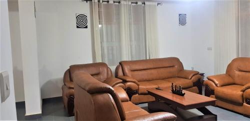  Maison de Passage - Isaro Passage House - Vacation Rental In Kigali -  Chambre  photo :   Tea/Coffee maker    Shower    Bath                           