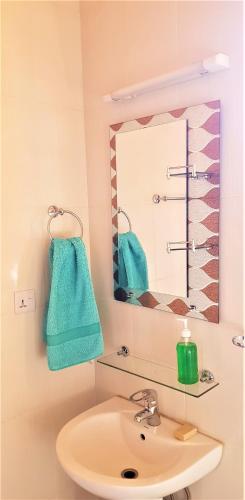  Maison de Passage - Isaro Passage House - Vacation Rental In Kigali -  Chambre  photo :   Tea/Coffee maker    Shower    Bath                           
