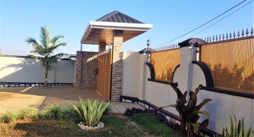  Maison de Passage - Isaro Passage House - Vacation Rental In Kigali -  Chambre  photo :   Tea/Coffee maker    Shower    Bath                           