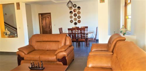 Część wypoczynkowa w obiekcie Maison de Passage - Isaro Passage House - Vacation Rental In Kigali