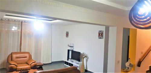 Telewizja i/lub zestaw kina domowego w obiekcie Maison de Passage - Isaro Passage House - Vacation Rental In Kigali