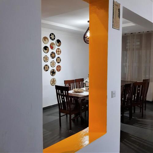  Maison de Passage - Isaro Passage House - Vacation Rental In Kigali -  Chambre  photo :   Tea/Coffee maker    Shower    Bath                           