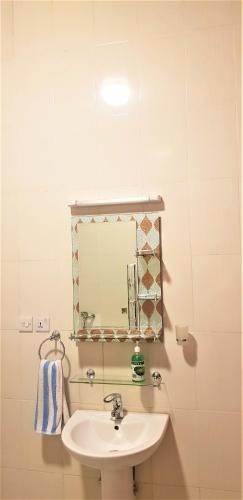  Maison de Passage - Isaro Passage House - Vacation Rental In Kigali -  Chambre  photo :   Tea/Coffee maker    Shower    Bath                           