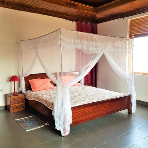  Maison de Passage - Isaro Passage House - Vacation Rental In Kigali -  Chambre  photo :   Tea/Coffee maker    Shower    Bath                           