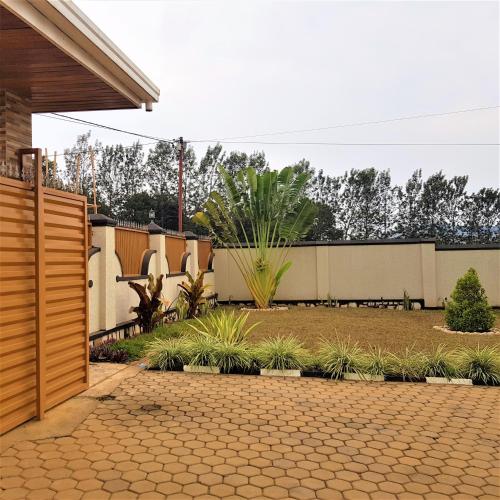  Maison de Passage - Isaro Passage House - Vacation Rental In Kigali -  Chambre  photo :   Tea/Coffee maker    Shower    Bath                           