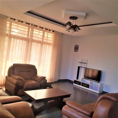  Maison de Passage - Isaro Passage House - Vacation Rental In Kigali -  Chambre  photo :   Tea/Coffee maker    Shower    Bath                           