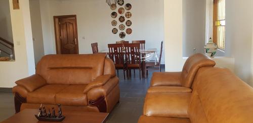  Maison de Passage - Isaro Passage House - Vacation Rental In Kigali -  Chambre  photo :   Tea/Coffee maker    Shower    Bath                           