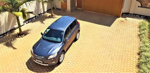  Maison de Passage - Isaro Passage House - Vacation Rental In Kigali -  Chambre  photo :   Tea/Coffee maker    Shower    Bath                           