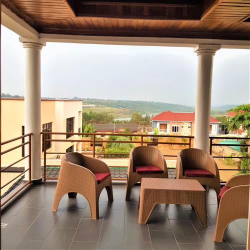  Maison de Passage - Isaro Passage House - Vacation Rental In Kigali -  Chambre  photo :   Tea/Coffee maker    Shower    Bath                           