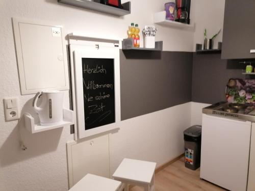 WolfhagenにあるMonteurs-Ferienwohnungの小さなキッチン(壁に黒板付)
