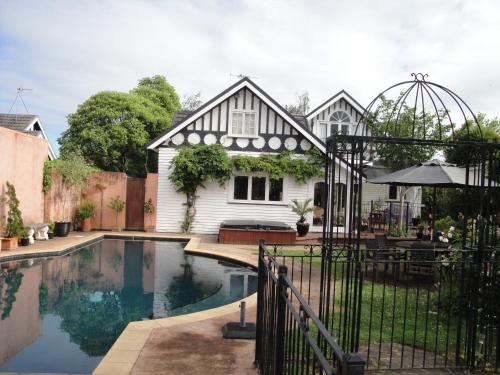 una casa con piscina nel cortile di English Tudor House a Hamilton