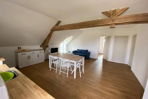 a kitchen and dining room with a table and chairs at Appart 6 pers proche zoo de Beauval et Châteaux in Faverolles