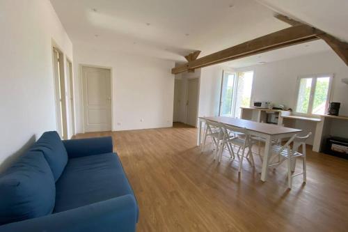 a living room with a blue couch and a table at Appart 6 pers proche zoo de Beauval et Châteaux in Faverolles