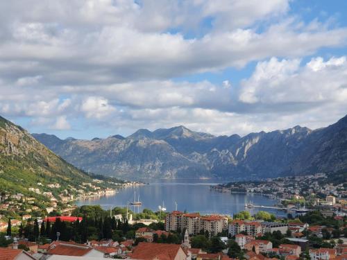 - une vue sur la ville et une étendue d'eau dans l'établissement Apartments Marko Maros, à Kotor