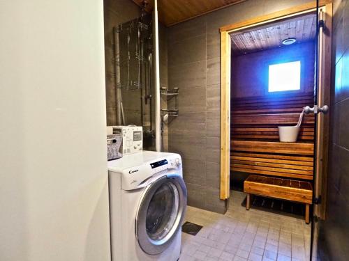 a washing machine in a bathroom with a shower at Keskuskuja 5 A1 ja A4, Levin Alppikeskus in Levi