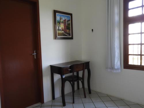 een kleine tafel in een kamer naast een deur bij Pousada Convento da Conceição in Olinda