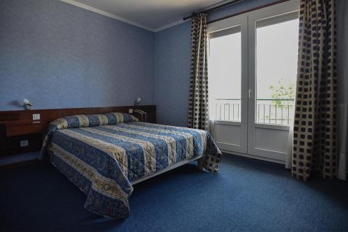 une chambre avec un lit et une grande fenêtre dans l'établissement le Santa Maria, à Santa-Maria-Siché