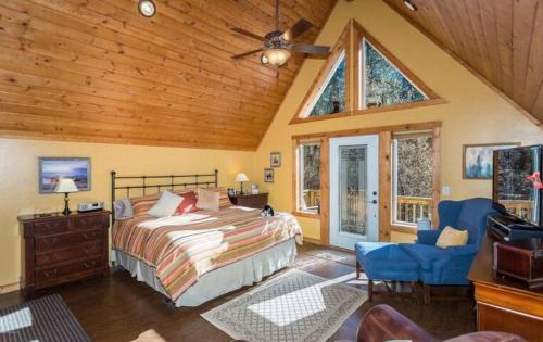 sypialnia z łóżkiem i drewnianym sufitem w obiekcie Chalet 5 Aspens, Your Exclusive High Country Escape w mieście Prescott