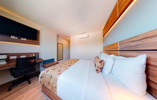 מיטה או מיטות בחדר ב-Sleep Inn Queretaro