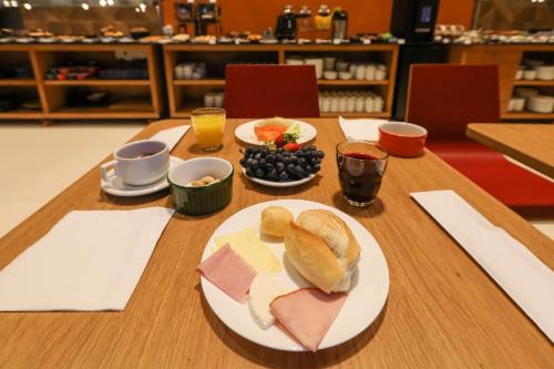 Comfort Suites São José do Rio Preto في ساو جوزيه دو ريو بريتو: طاولة مليئة بأطباق الطعام والفواكه