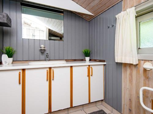 Galería fotográfica de Two-Bedroom Holiday home in Oksbøl 10 en Ansager