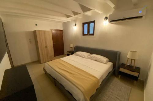 1 dormitorio con 1 cama grande en una habitación en CasaMelchers/AlbercaPrivada/CentroHistórico, en Mazatlán