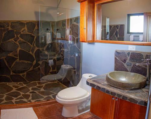 e bagno con lavandino, servizi igienici e doccia. di Sunset Vista Lodge,Monteverde,Costa Rica. a Monteverde Costa Rica
