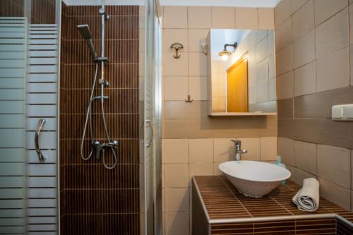 a bathroom with a sink and a shower at Magdalene's Premium Apartments in Ofrínion