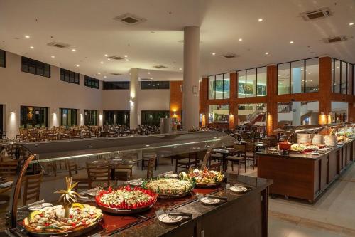 un ristorante con tavoli e sedie con cibo in esposizione di Malai Manso Cotista - Resort Acomodações 4 hosp a Retiro