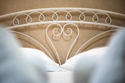 a close up of the headboard of a bed at Magdalene's Premium Apartments in Ofrínion