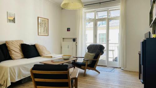 een woonkamer met een bank en een tafel bij ApartmentInCopenhagen Apartment 1376 in Kopenhagen