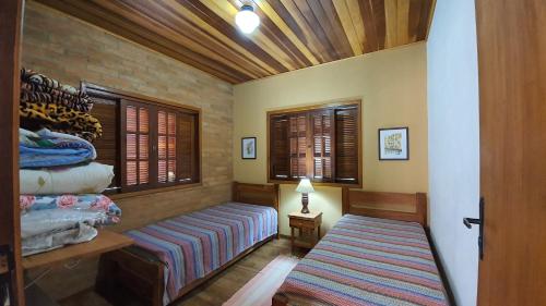 mały pokój z łóżkiem i oknem w obiekcie Encanto da Pedra w mieście Visconde De Maua