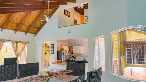 uma cozinha com mesa e cadeiras num quarto em VILLA BETTY em Anapoima