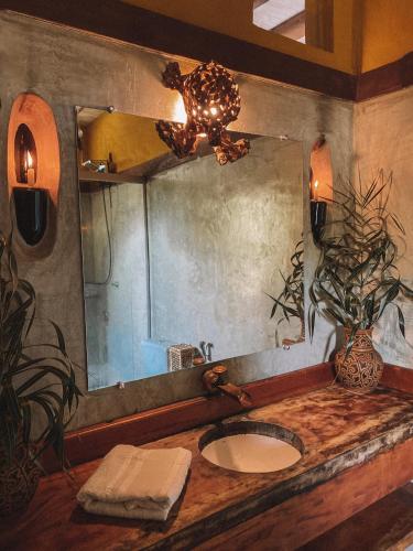 a bathroom with a sink and a mirror at Canto de Jurema Corumbau Glamping, Chalé, Acolhimento e Sustentabilidade in Corumbau