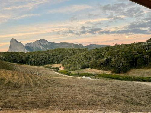 a view of a dirt road with mountains in the background at Encanto do Lagarto in Domingos Martins