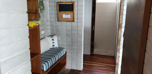 a room with a bench in a bathroom at Casa frente al Mar EL PARAISO, Cojimies in Pedernales