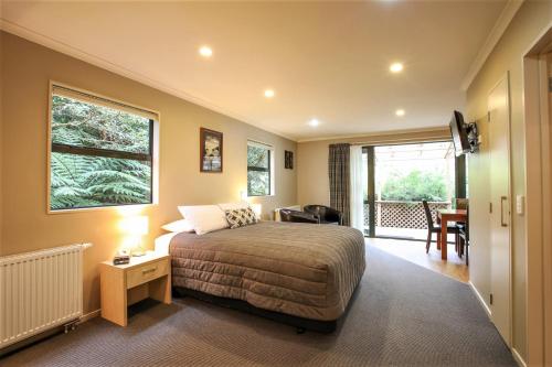 Кровать или кровати в номере Kaka Retreat Motel, Stewart Island