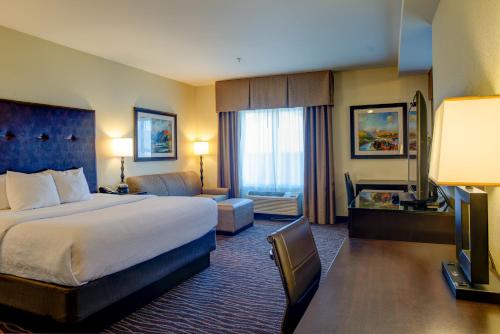 a hotel room with a bed and a living room at Best Western Plus Ellensburg Hotel in Ellensburg