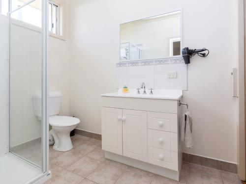 Un baño con inodoro, lavabo y ducha. en Renovated Beach Beauty Rosebud, en McCrae