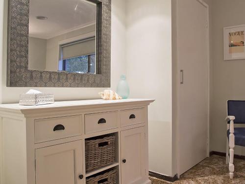 a bathroom with a sink and a mirror at Roanjoka Dromana in Dromana