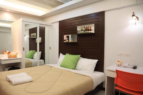 een slaapkamer met een bed, een bureau en een tafel bij Huay Kaew Palace 1 in Chiang Mai