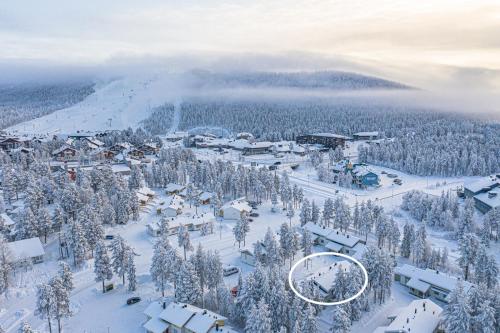 een luchtzicht op een skigebied in de sneeuw bij Lomavuokra Kätkäläinen, Levi Central in Levi