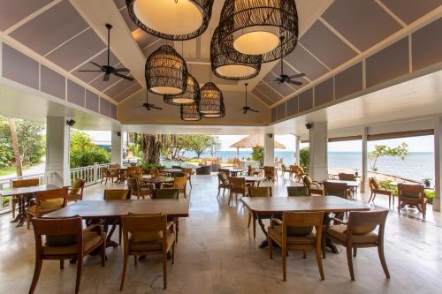 Een restaurant of ander eetgelegenheid bij Rocky's Boutique Resort - Veranda Collection Samui - SHA Extra Plus