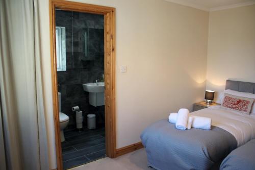 Koupelna v ubytování Carvetii - Uriah House - 4-Bedroom House sleeps up to 10 people