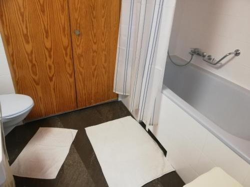 a bathroom with a toilet and a bath tub at Chez Cathy chambre chez l'habitante in Bremis