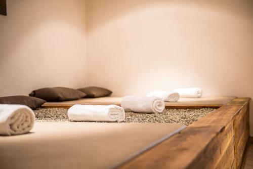 カンポ・トゥーレスにあるGarni Niederbacherのベッド4台(折りたたみ式タオル付)が備わる客室です。