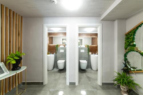 a bathroom with a bunch of sinks and toilets at Campeador Inn in Cluj-Napoca