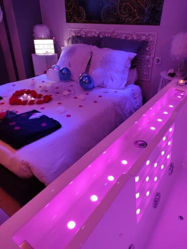 Postel nebo postele na pokoji v ubytování Loft avec Baignoire SPA LÉcrin Romantique