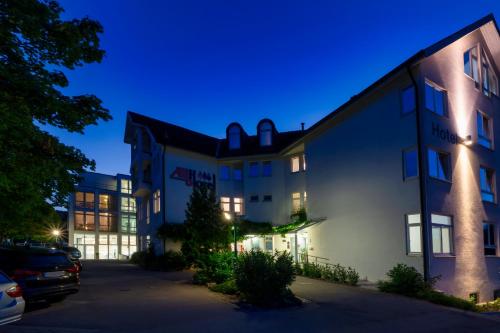 a rendering of the inn at night at Albhotel Fortuna in Riederich