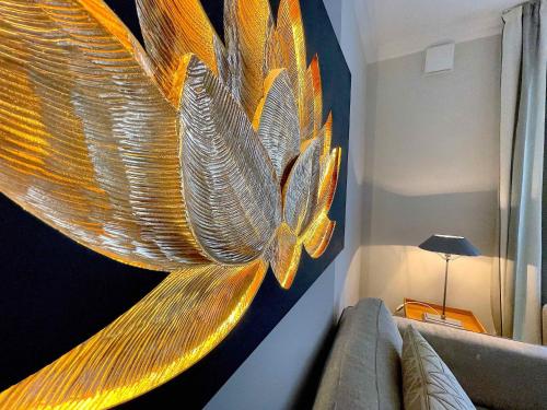 a large glass painting on the wall of a room at Sellmi Sylt @Haus Mateika in Westerland (Sylt)
